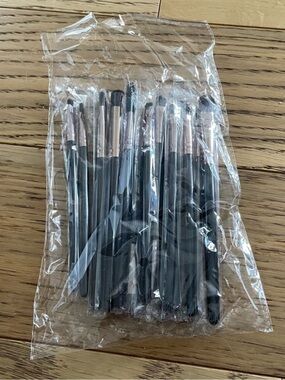 Lot of 16 Make-up Brushes in Black and Rose Gold